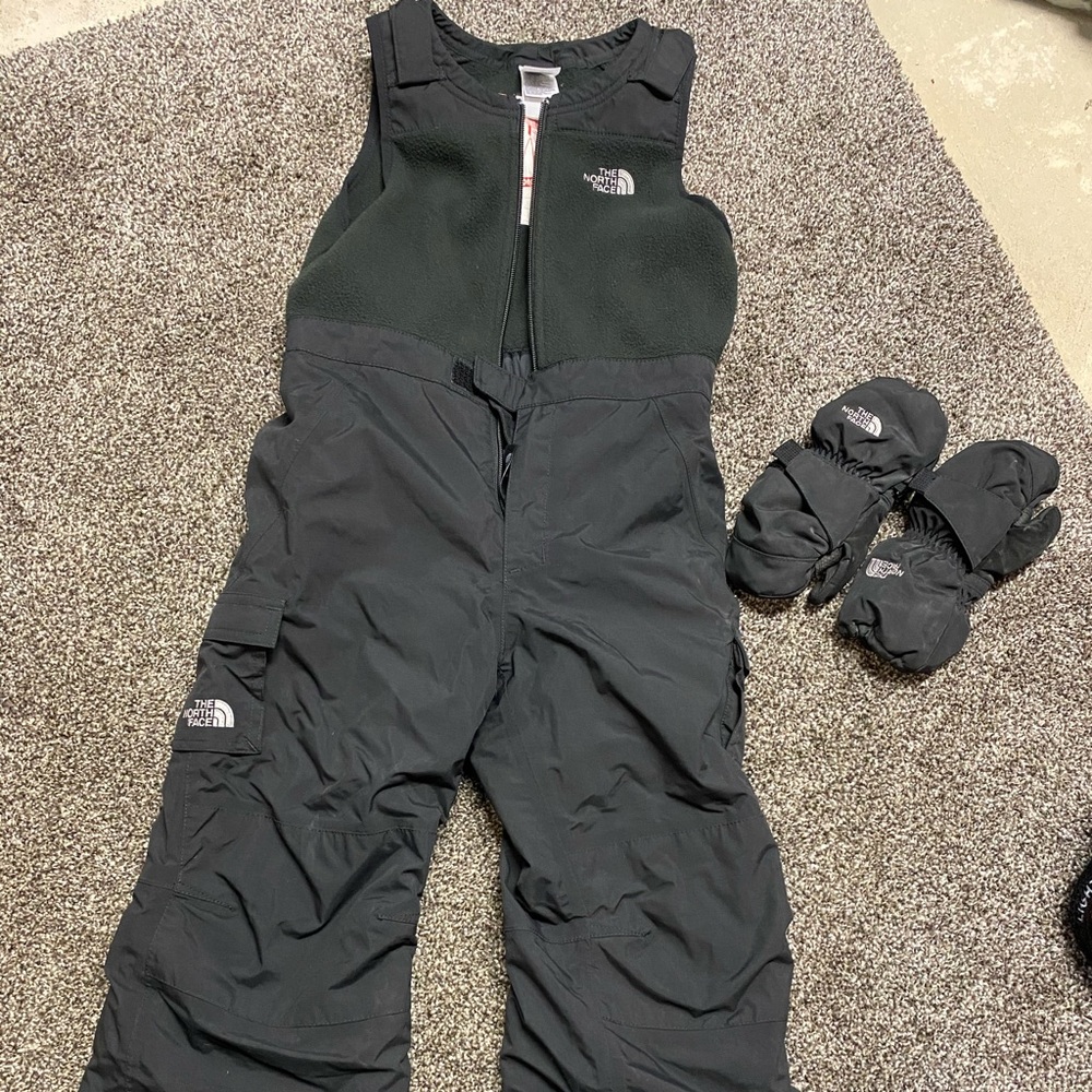 Kids The North Face snow bibs! Size 5t!